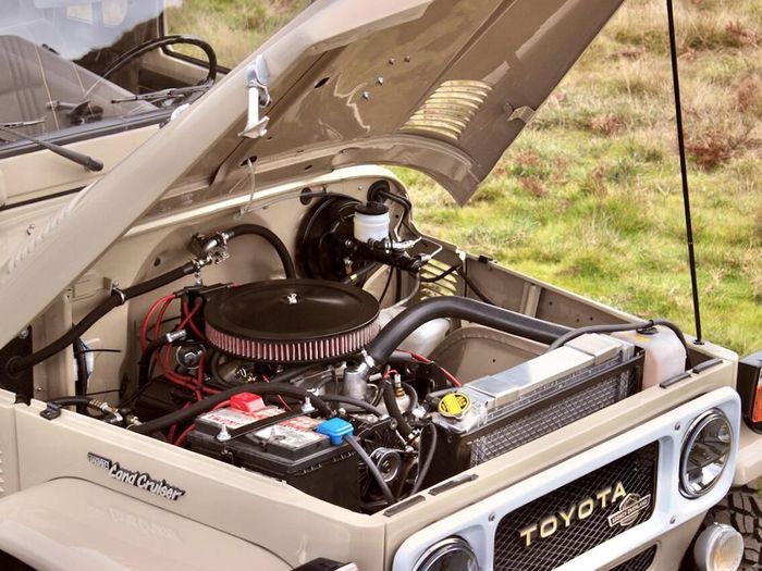 Mesin 5.700cc dikawinkan dengan transmisi otomatis empat kecepatan 700R4