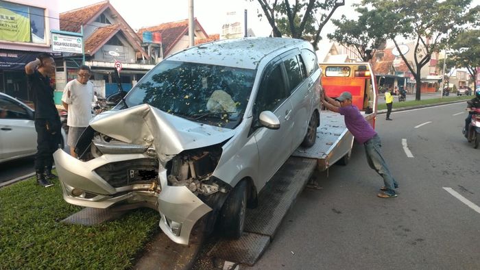 Daihatsu Sigra dievakuasi dari lokasi kecelakaan