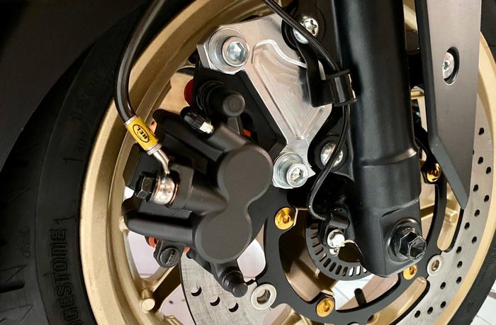 Perlu bracket tambahan agar kaliper Yamaha CMAX gak mentok dengan cakram yang lebih besar 