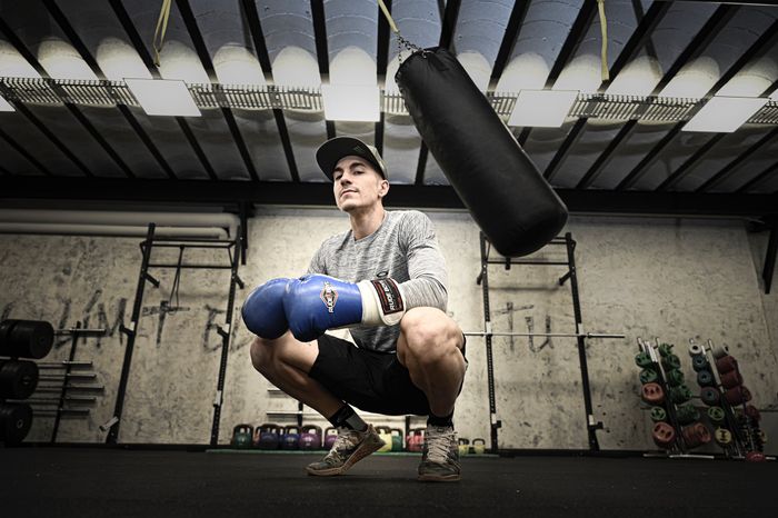 Maverick Vinales melakukan genjot fisik di rumahnya mulai genjot fisik, keseimbangan sampai tinju untuk menghadapi MotoGP 2020 dengan fisik 100% sempurna