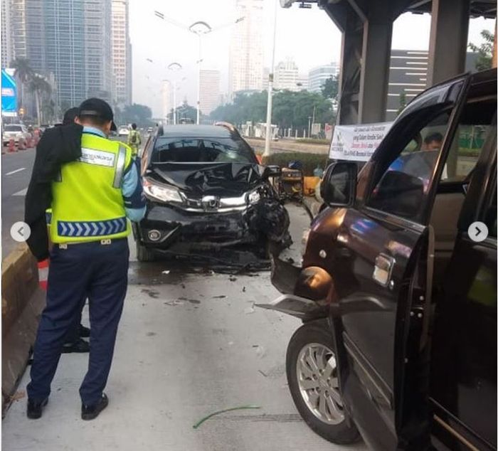 Honda BR-V terjang Suzuki APV dan Daihatsu Gran Max, masuk jalur TransJakarta lawan arah