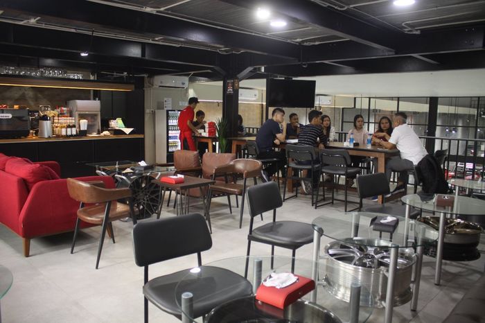 OK'S Cafe di lantai 2 Permisuri Sunter, mejanya pake pelek mahal nih!