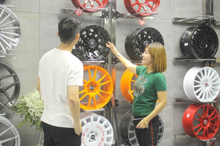 Harus bisa melayani customer dengan baik, agar customer punyamemiliki buying experience yang berbeda