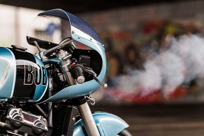 Quarter fairing menambah kesan lawas