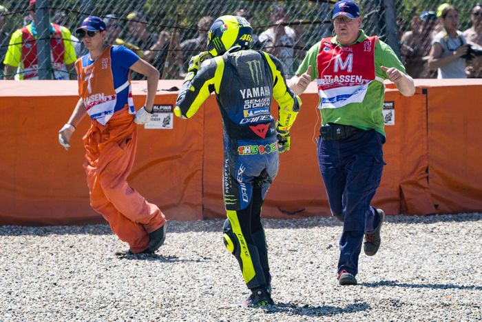 Valentino Rossi dengan airbag wearpack yang aktif ketika crash di MotoGP Belanda 2019 lalu 
