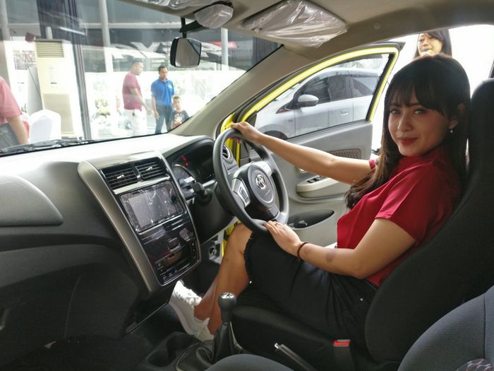 Desain interior dan head unit double din New Toyota Agya