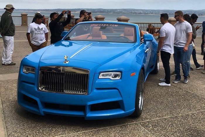 Wide body kit bikin Dawn Spofec terlihat nyentrik dan jadi pusat perhatian