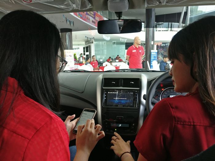 Menjajal menghubungkan smartphone dengan head unit baru New Toyota Agya