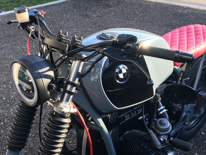 Tampilan depan dari BMW R65 ini