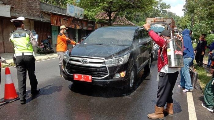Toyota Innova yang dinaiki Wakil Bupati Magelang, Edi Cahyana, tak luput dari semprotan disinfektan Kades Margoyoso, Salaman, Adidaya Perdana dan para petugas gabungan dari Kecamatan Salaman, Sabtu (21/3/2020) lalu.  