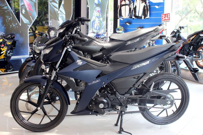 Suzuki Satria F150 untuk pasar Vietnam jika dilihat dari samping.