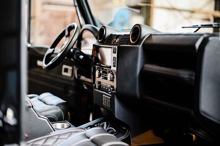Interior Land Rover Defender garapan Osprey Custom Cars (OCC).