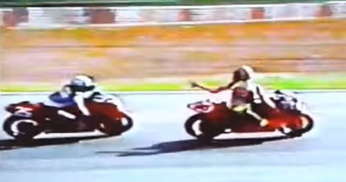 Valentino Rossi menendang dan memaki-maki Yasu Hatakeyama saat masih di GP250