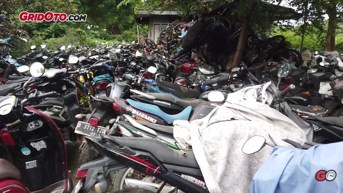 Ratusan motor bukti tilang dan kecelakaan di Teluk Pucung, Bekasi Utara yang tidak diurus oleh pemiliknya.