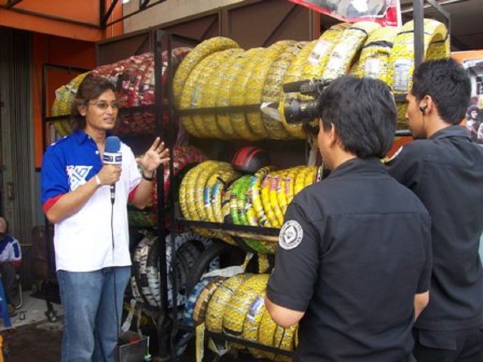 Sebagai pengusaha F-16 diwawancarai salah satu stasiun TV