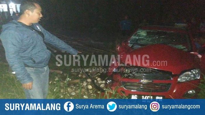 Sebuah Chevrolet Spark tertabrak kereta api hingga terpental sejauh 20 meter di Blitar