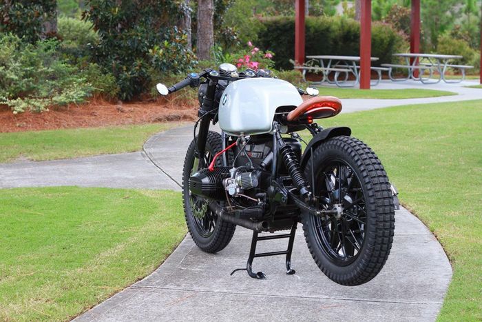 Sebuah BMW R100/7 cafe bobber yang menarik