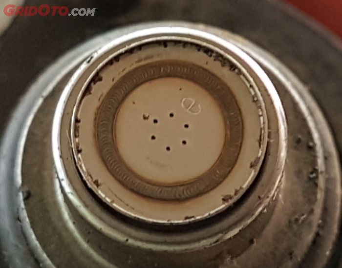 Holes pada injektor bensin motor
