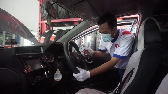 Disinfektan gratis dari CARfix langsung disemprotkan ke dalam kabin mobil konsumennya yang melakukan perawatan rutin.