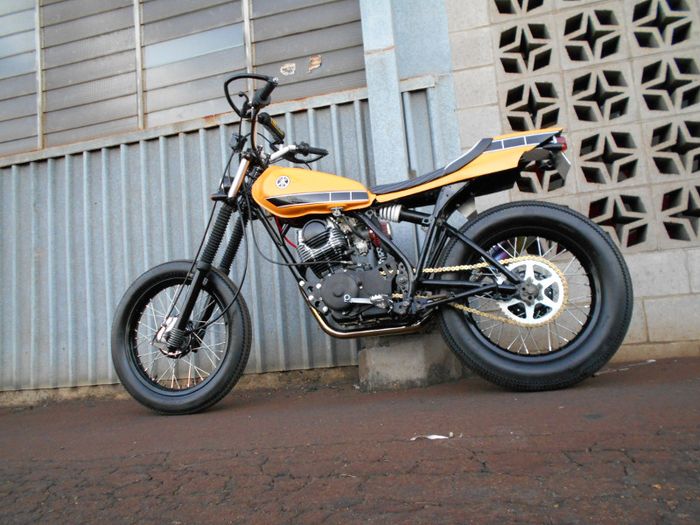 Livery speed block Kenny Roberts menyempurnakan Yamaha XT250 street tracker ini
