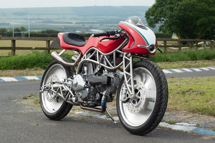 Garpu depan, rangka dan swingarm dibuat serasi