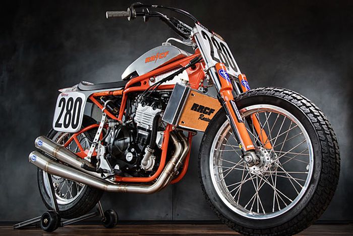 Motor kustom ala kontes yang siap buat balapan nih