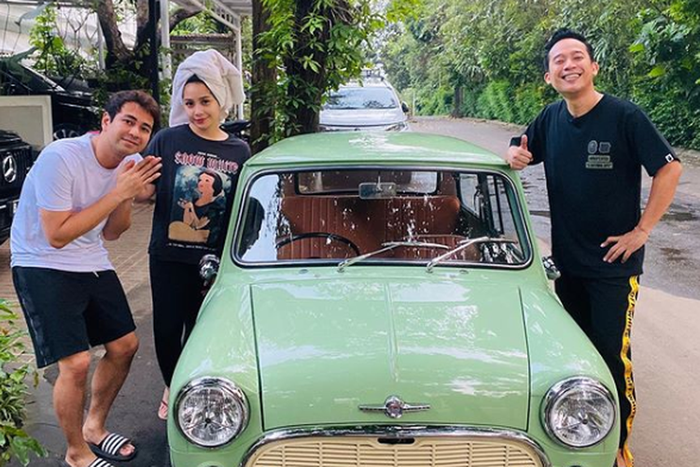 Raffi Ahmad, Nagita Slavina, dan Denny Cagur berpose bersama Morris Mini Cooper MK1
