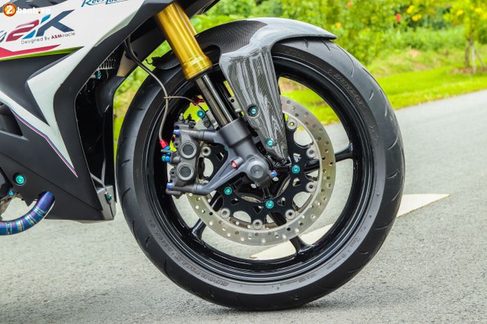 Garpu depan milik Suzuki GSX-R1000