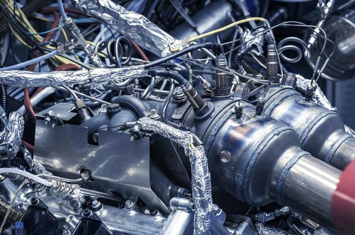 Mesin TM01 V6 3.000 cc turbocharged buatan Aston Martin.