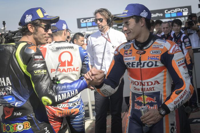 Marc Marquez dan Valentino Rossi berjabat tangan di MotoGP Inggris 2019