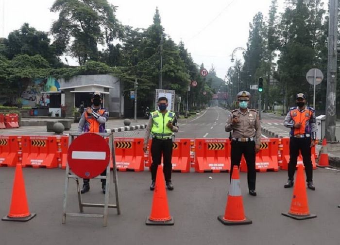 Virus corona, polisi tutup sementara beberapa ruas jalan utama di Kota Bandung (29/3/2020).