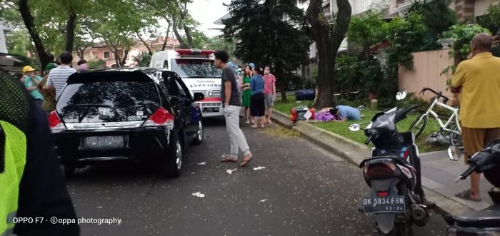 Situasi dilokasi kejadian tabrakan maun antara Honda Brio dan pejalan kaki