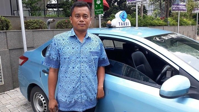 Rifaat, pengemudi taksi di Jakarta asal Majene, Sulawesi Barat yang berharap ada penumpang datang