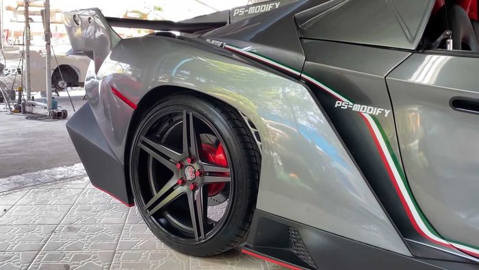 Tampilan samping replika Lamborghini Veneno