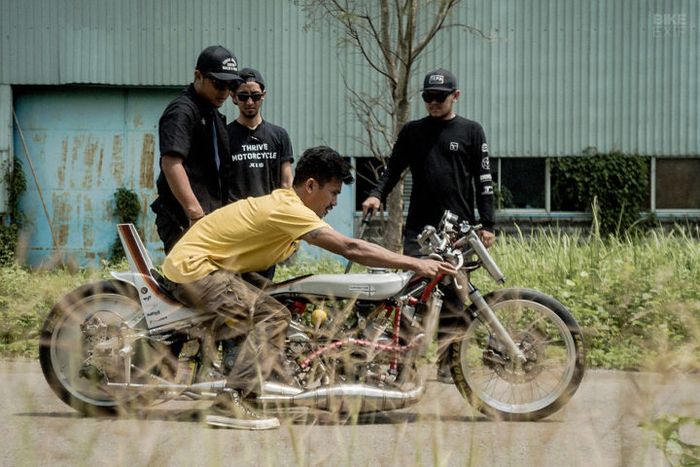 Motor ini dibuat rendah biar enggak gampang wheelie