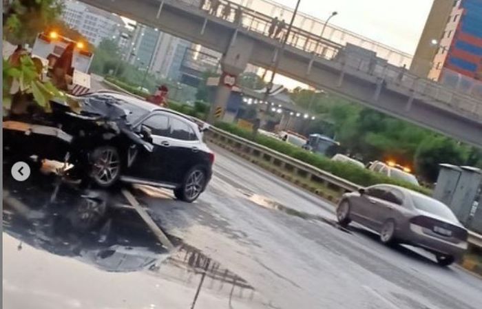 Mercedes-Benz GLA 200 yang terlibat kecelakaan dengan Toyota Avanza hingga terbakar di tol Dalam Kota, Grogol, Jakbar