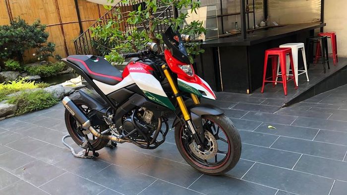 Ditambah kelir merah, putih dan hijau  jadi makin keluar aura Ducatinya