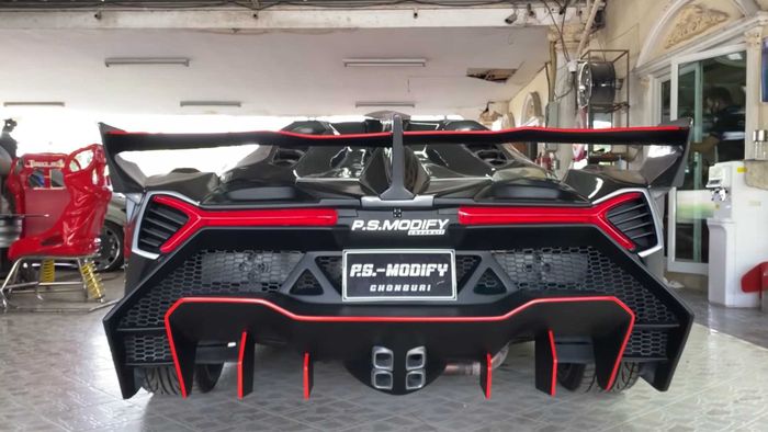 Tampilan belakang replika Lamborghini Veneno