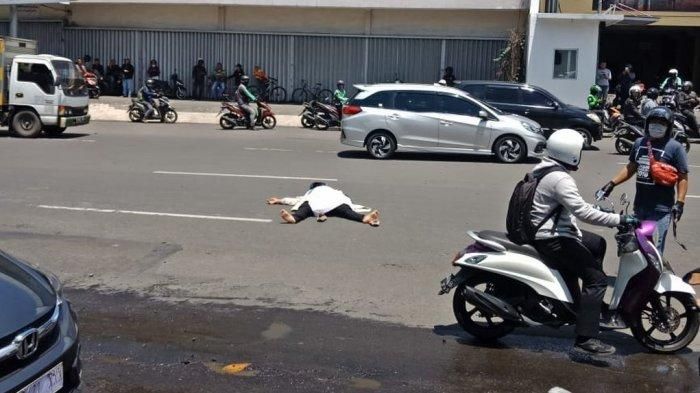 posisi awal pria yang belum ditutupi kain merah, diketahui tidak meninggal dunia dan hanya tak sadarkan diri