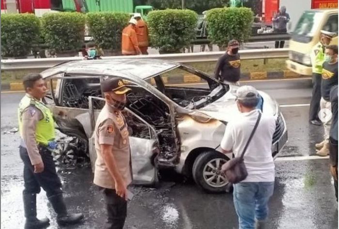 Kondisi Toyota Avanza yang terbakar usai terlibat kecelakaan dengan Mercedes-Benz GLA di tol Dalam Kota, Grogol, Jakbar