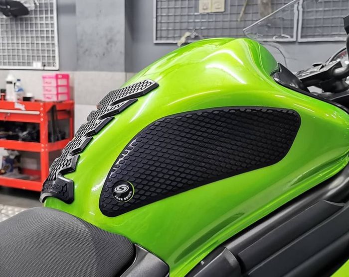 Ilustrasi motor dengan tank pad