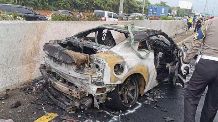 Seperti ini kondisi Nissan GT-R yang tumpangi Wakil Jaksa Agung Arminsyah setelah terbalik lalu terbakar