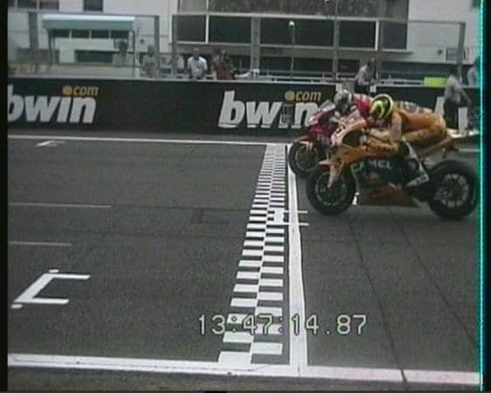 Toni Elias kalahkan Valentino Rossi di GP Portugal 2006 dengan selisih finish 0,002 detik