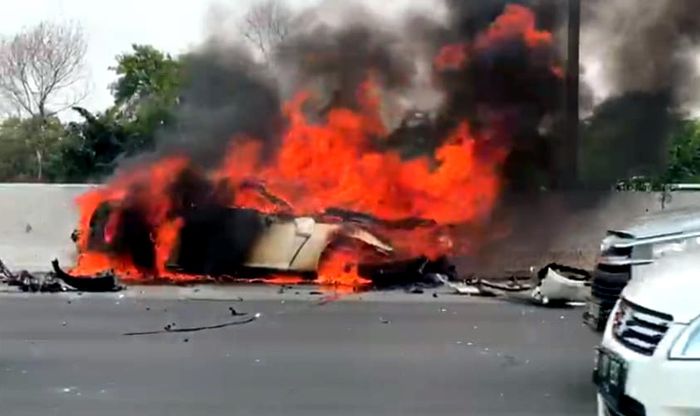 Nissan GT-R yang dikemudikan Wakil Jaksa Agung terbakar di tol Jagorawi