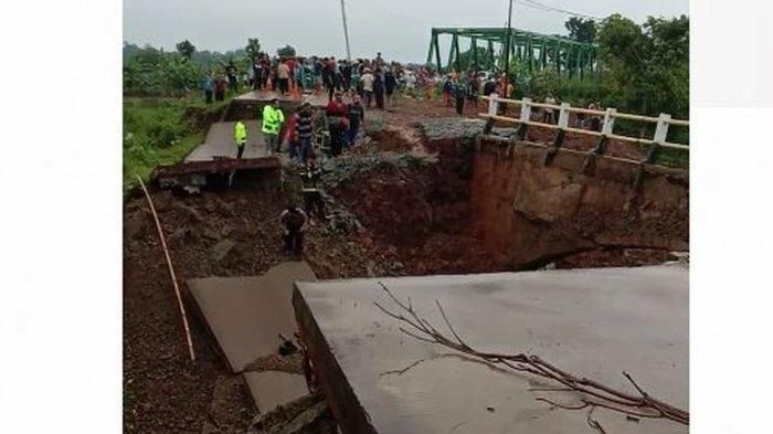 Jembatan di Desa Cijunti Purwakarta ambruk, Jumat (3/4/2020).