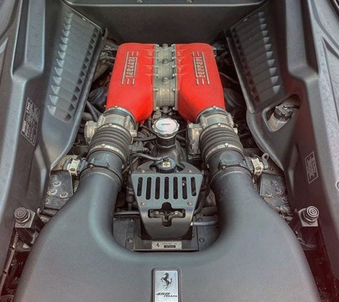 Mesin Ferrari 458 Italia bertenaga 562 dk dan trosi 540 Nm