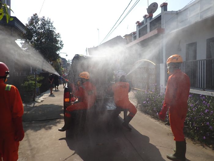 Proses penyemprotan disinfektan