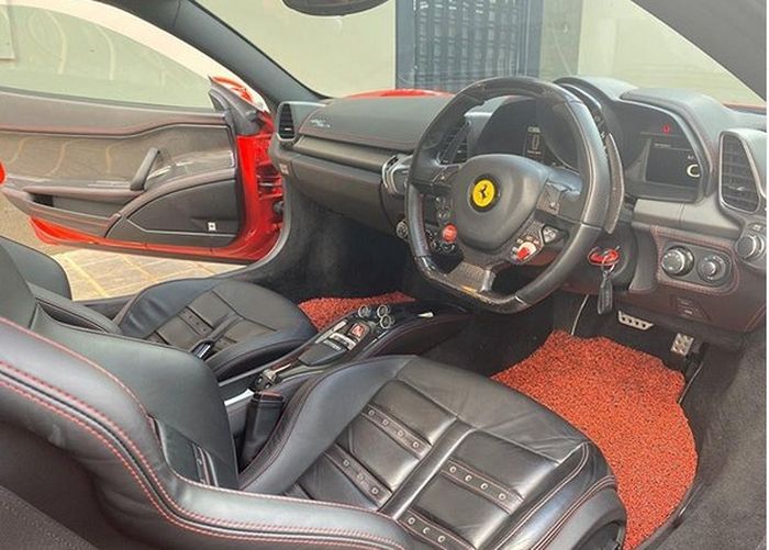 Interior Ferrari 458 Italia masih segar seperti baru