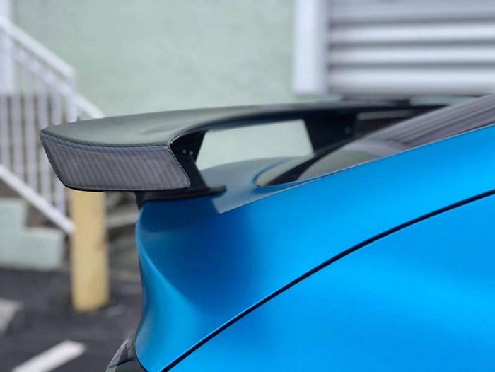 Spoiler Ascension R berbahan serat karbon pada Tesal Model Y