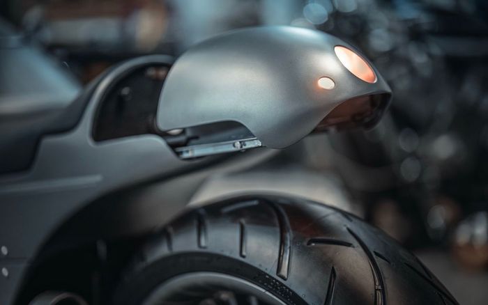 Bagian buntutnya bisa dibuka dengan cara digeser